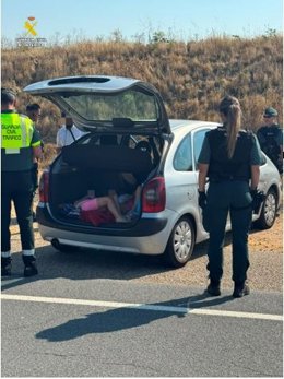 Denunciado en Mota (Valladolid) por llevar a dos menores en el maletero del coche .