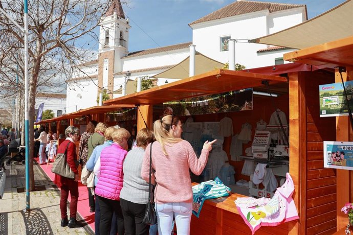 Archivo - Asistentes a la XII Feria del Ecoturismo y las Tradiciones Rurales de Las Navas de la Concepción, en foto de archivo. 