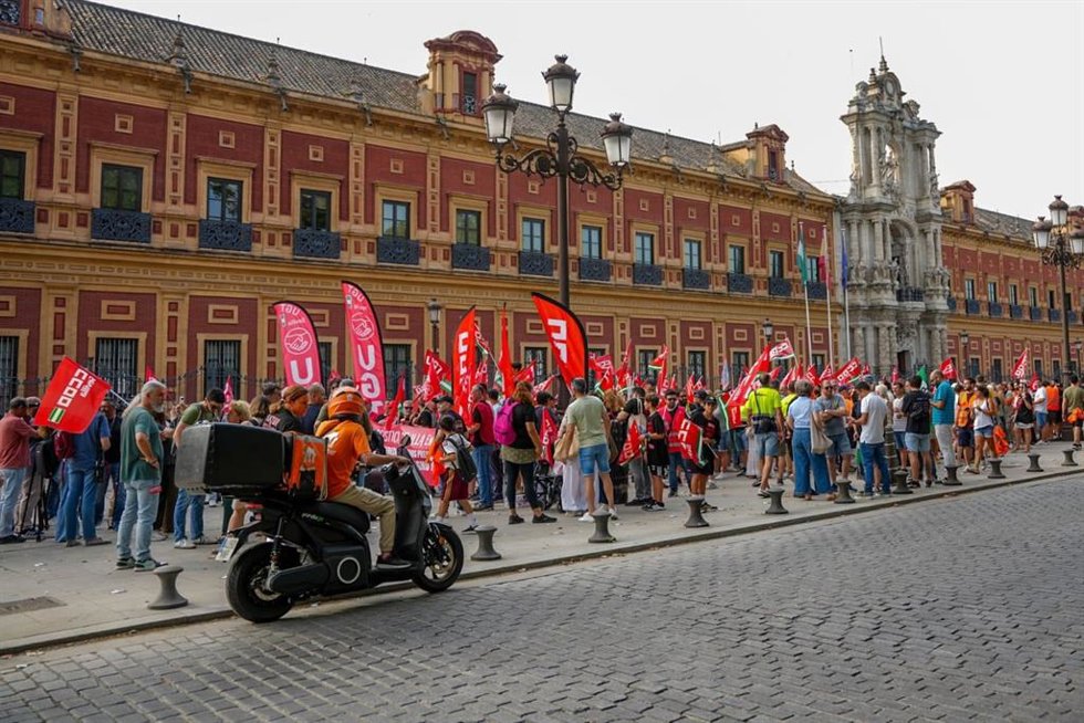 Protesta de los trabajadores del sector logístico de la provincia a las puertas del Palacio de San Telmo