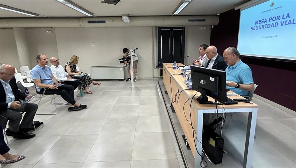 El alcalde de Valladolid, Jesús Julio Carnero, preside la Mesa Municipal por la Seguridad Vial.