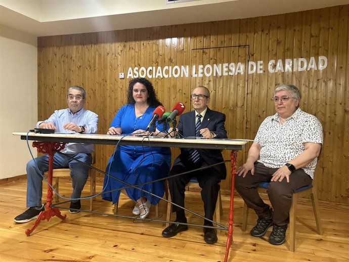 La concejala Vera López durante la presentación del informe de Asleca.