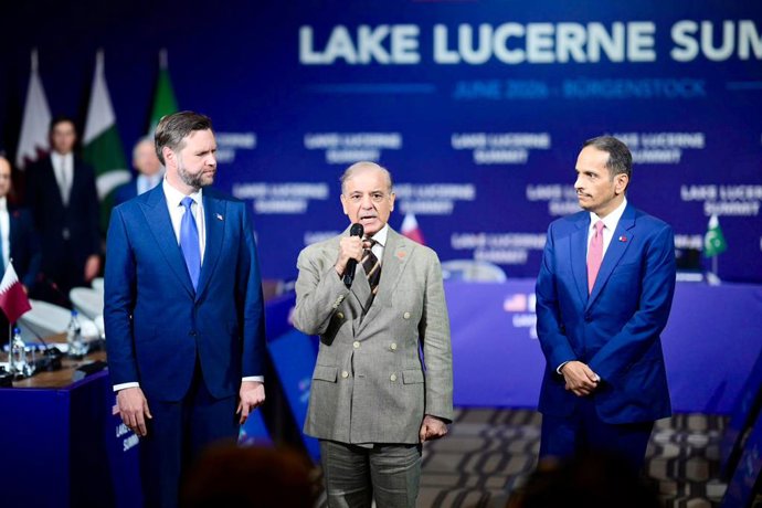 21 de junho de 2026, Peshawar, Peshawar, Paquistão: O primeiro-ministro Shehbaz Sharif, o vice-presidente dos EUA J.D. Vance e o primeiro-ministro do Catar conversam com a imprensa antes das negociações entre os EUA e o Irã.Bürgenstock, Suíça, 21 de junho