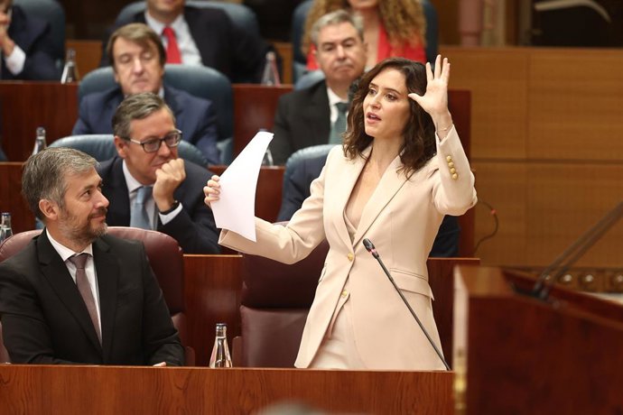 A presidente da Comunidade de Madri, Isabel Díaz Ayuso, durante uma sessão plenária na Assembleia de Madri, em 18 de junho de 2026, em Madri (Espanha). A Assembleia de Madri encerra o ano político com uma sessão plenária na qual são aprovadas duas leis e 