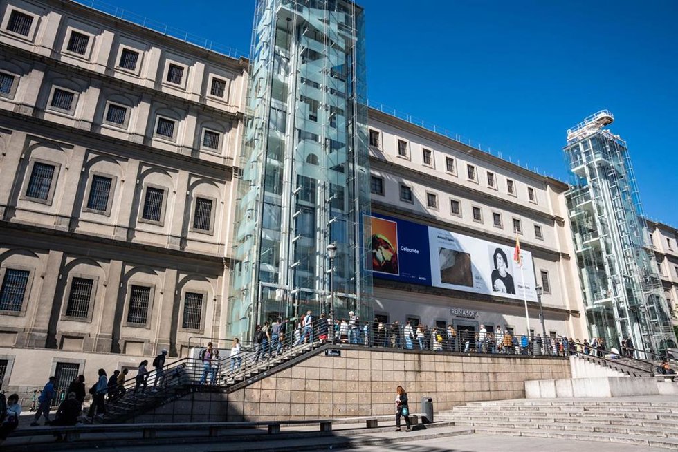 Archivo - Decenas de personas hacen cola para entrar al Museo Reina Sofía el Día Internacional de los Museos, en Madrid (España). 