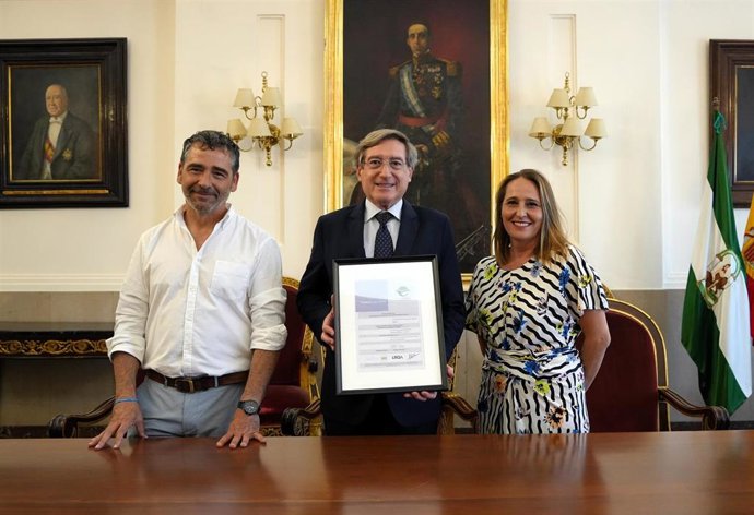 De izquierda a derecha, el jefe de División Medioambiente en la Autoridad Portuaria de Sevilla (APS), Antonio Bejarano; el presidente de la APS, Rafael Carmona, y la responsable de Medioambiente en la APS, Yolanda León, en el acto de renovación del PERS