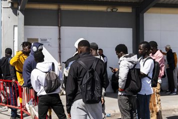 Archivo - Imágenes del inicio de la atención a inmigrantes en sus trámites para la regularización en el Puerto del Almería. Foto de archivo.