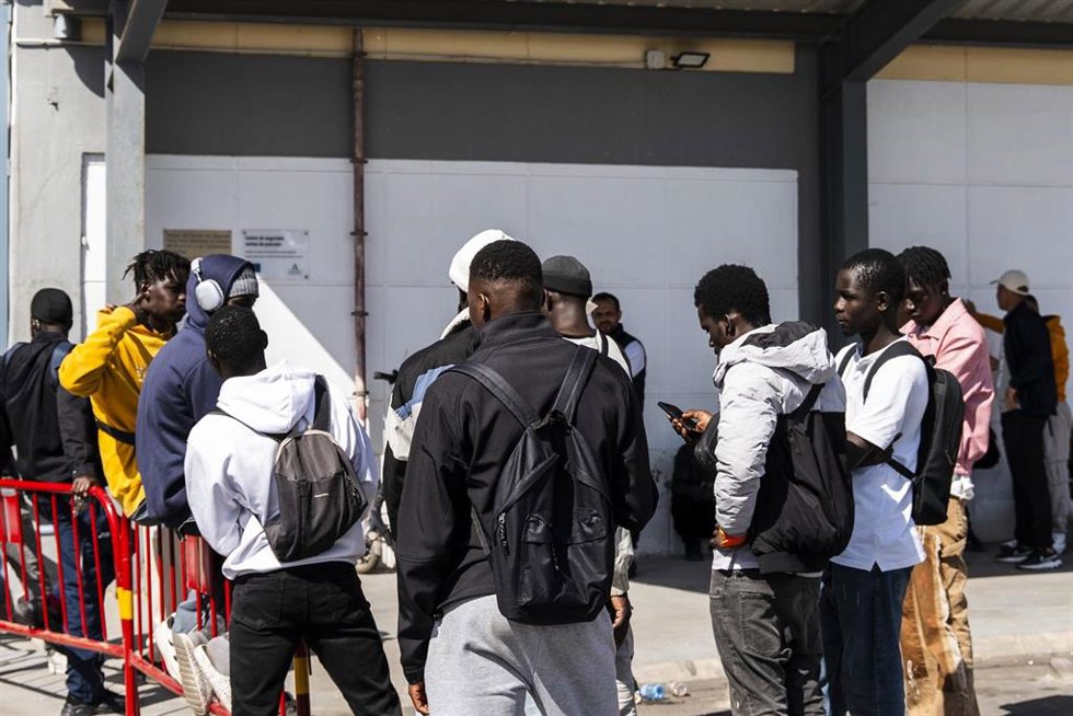 Archivo - Imágenes del inicio de la atención a inmigrantes en sus trámites para la regularización en el Puerto del Almería. Foto de archivo.