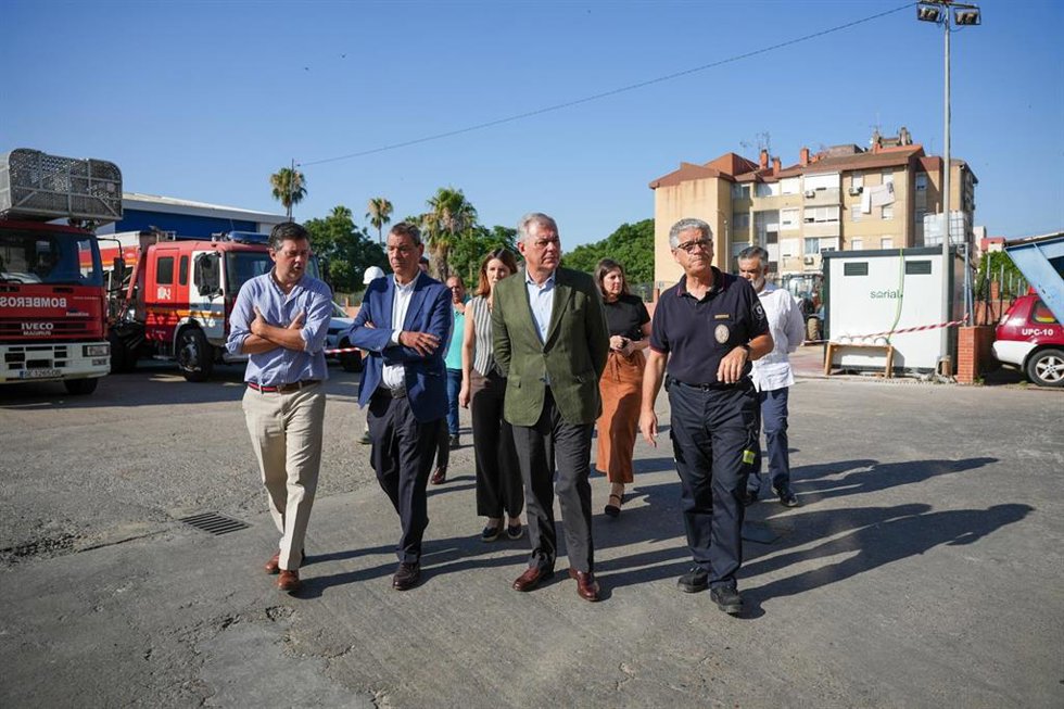El alcalde de Sevilla visita el parque de Bomberos del Polígono Sur