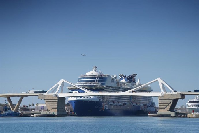 Un crucero junto al puente Puerta de Europa, a 15 de junio de 2026, en Barcelona, Catalunya (España).