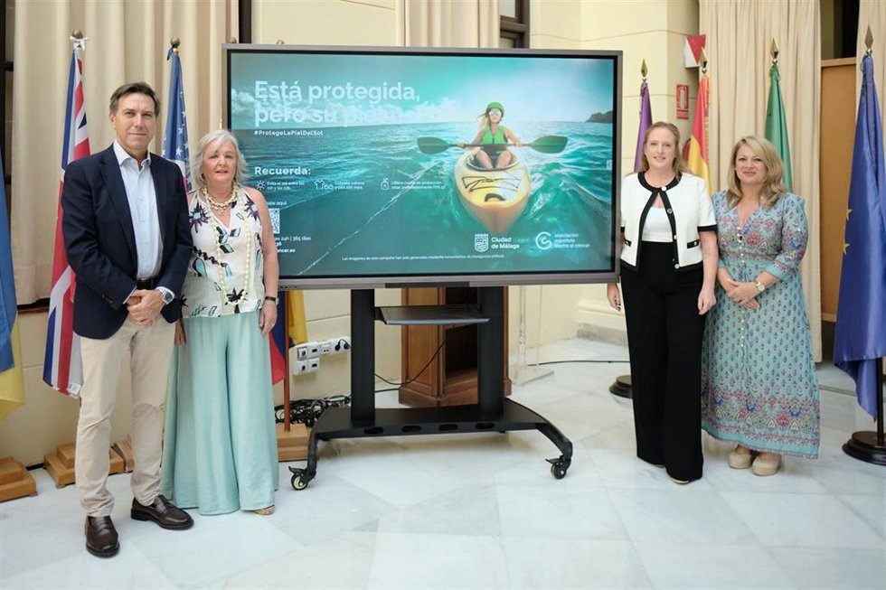La concejala delegada de Servicios Operativos, Playas y Fiestas, Teresa Porras, acompañada del presidente y de la gerente de la Asociación Española Contra el Cáncer (AECC) en Málaga, Juan Carlos García y Carmen Litrán, respectivamente.