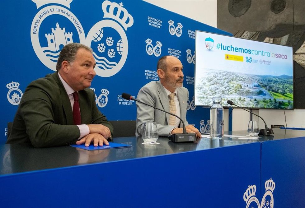 El presidente de la Diputación de Huelva, David Toscano (izquierda), y del rector de la Universidad de Huelva, José Rodríguez.