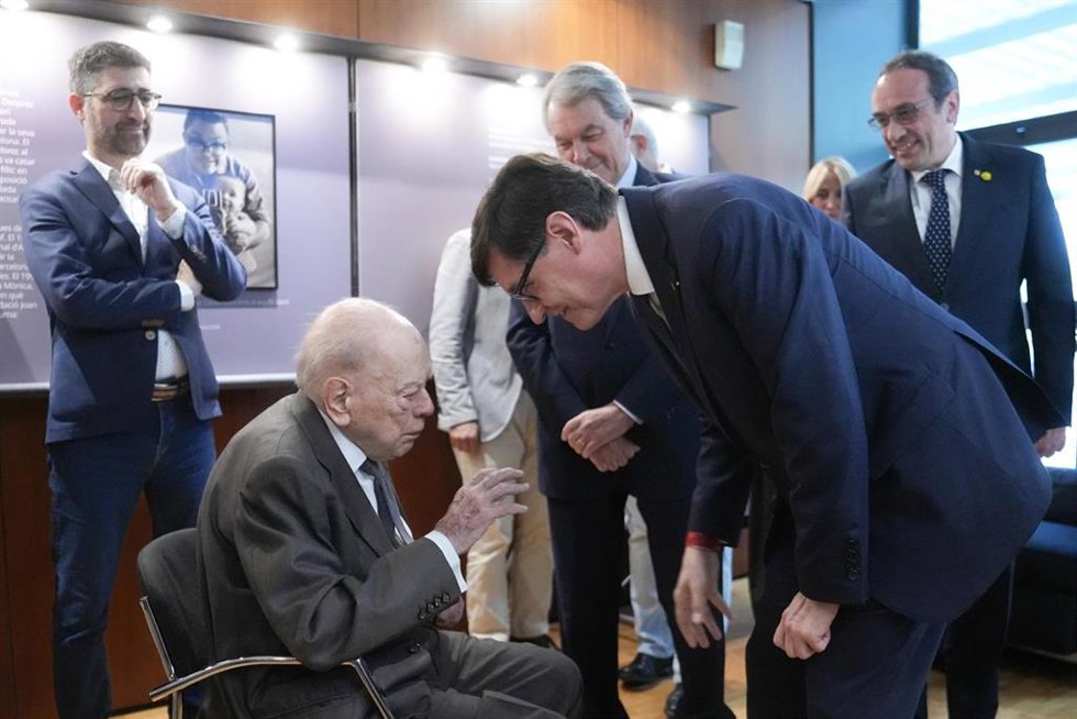 El presidente de la Generalitat de Catalunya, Salvador Illa, el presidente del Parlament de Catalunya, Josep Rull y los exdirigentes de CDC Jordi Pujol, Artur Mas y David Bonvehí, durante el acto oficial de ingreso del fondo documental de Convergència De
