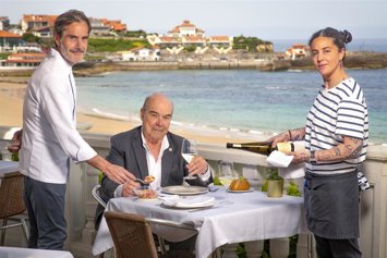 Archivo - Antonio Resines en restaurante con 'Solete' de la Guía Repsol