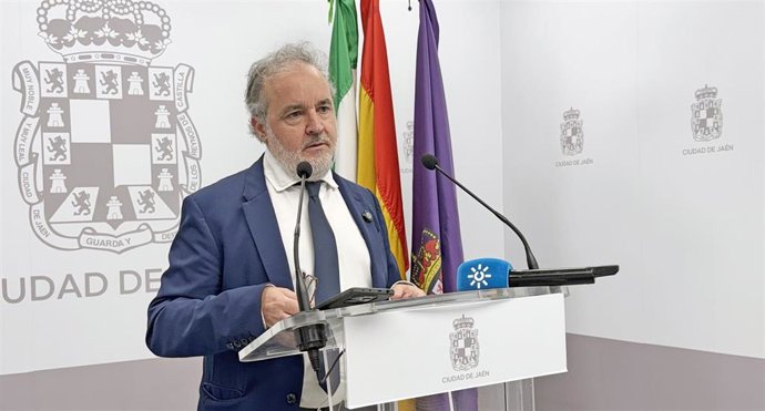 El concejal Francisco Lechuga durante la rueda de prensa