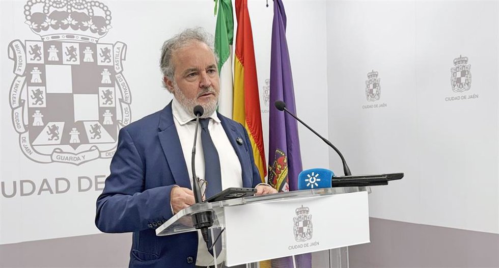 El concejal Francisco Lechuga durante la rueda de prensa