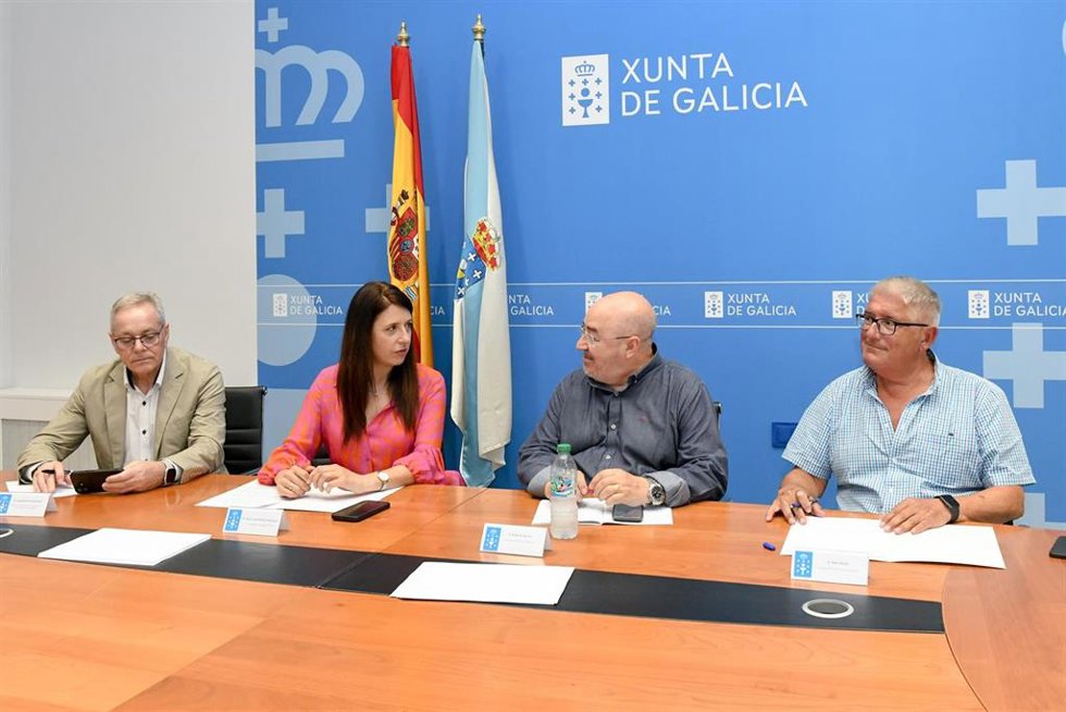 La conselleira do Medio Rural, María José Gómez, en una reunión con representantes de Unións Agrarias.