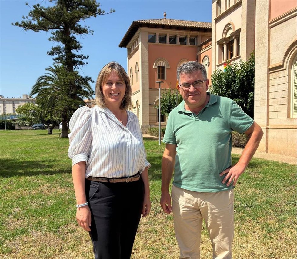 La directora general de Agricultura, Pesca y Desarrollo Rural, Georgina Brunet, y el conseller de Agricultura, Pesca y Medio Natural, Joan Simonet