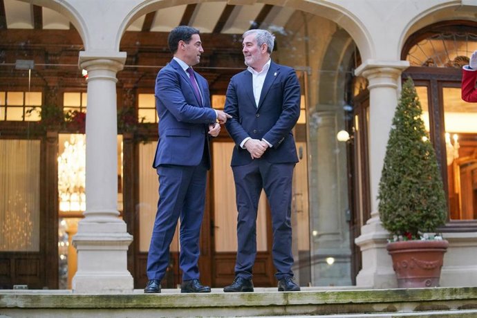 Archivo - El lehendakari, Imanol Pradales (i), se reúne con el presidente de Canarias, Fernando Clavijo 
