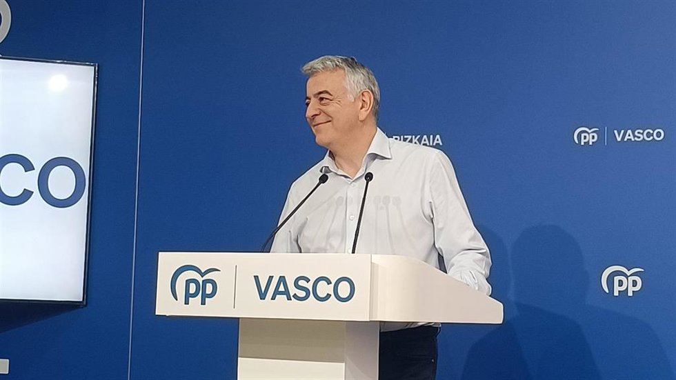El presidente del PP vasco, Javier de Andrés,en rueda de prensa en Bilbao