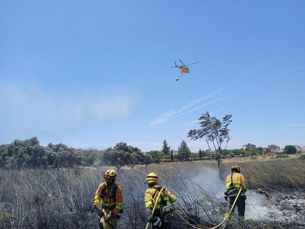 Incendio de vegetación junto al barrio Peral, en Cartagena