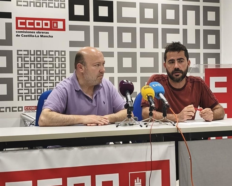 El secretario general de CCOO Guadalajara, Javier Morales, y el secretario de Acción Sindical de la Federación de Servicios de CCOO Castilla-La Mancha, Santiago Zafrilla.
