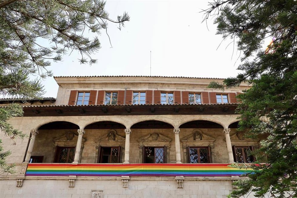 Archivo - Fachada del Consolat de Mar y diferentes consellerias lucen la bandera arcoiris por la celebración del Día del Orgullo LGTBI.