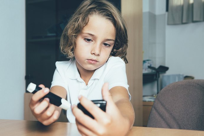 Archivo - Imagen de recurso de un niño con diabetes.