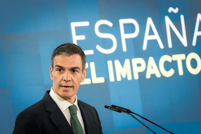 El presidente del Gobierno, Pedro Sánchez,  durante el acto ‘España verde y digital. El impacto del Plan de Recuperación’ este lunes en el Teatro Real de Madrid.