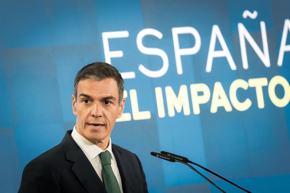 El presidente del Gobierno, Pedro Sánchez,  durante el acto ‘España verde y digital. El impacto del Plan de Recuperación’ este lunes en el Teatro Real de Madrid.