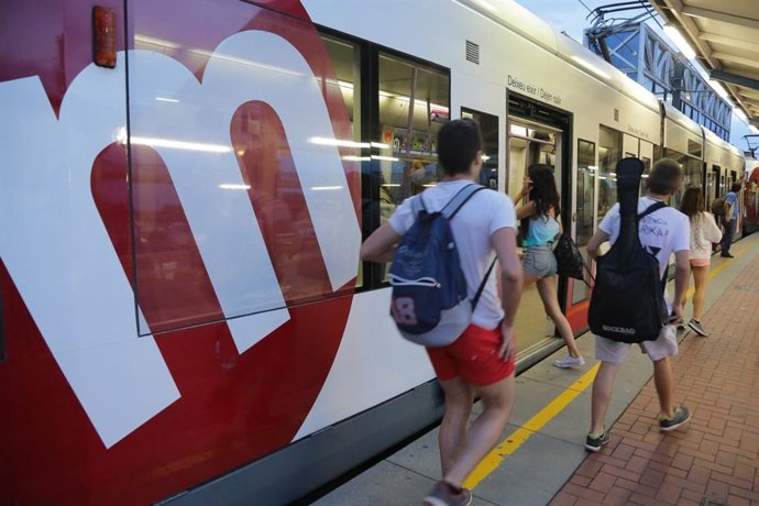 Viatgers en el tramvia a les platges