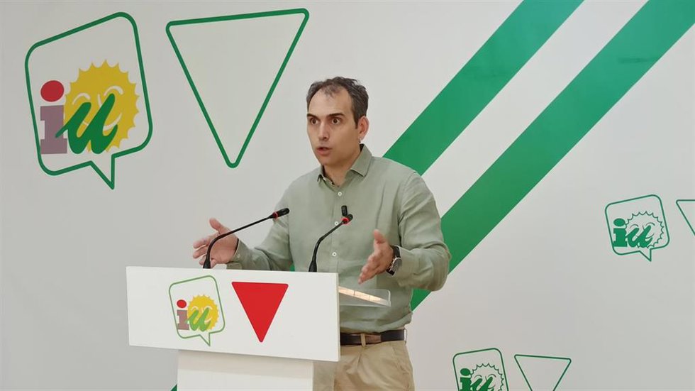 El coordinador general de IU Andalucía y diputado en el Congreso, Toni Valero, en rueda de prensa en Málaga