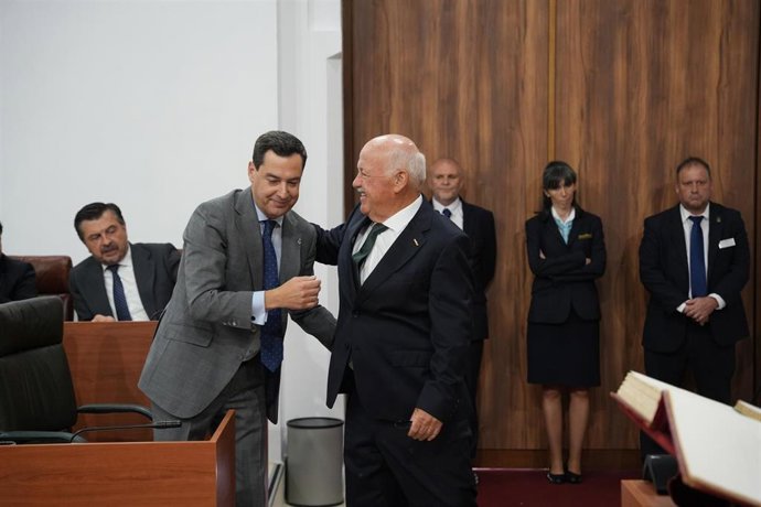 El presidente en funciones de la Junta, Juanma Moreno (i), felicita al diputado del PP-A Jesús Aguirre (d), tras haber sido elegido con los únicos votos de su partido, como presidente del Parlamento de la XIII Legislatura. (Foto de archivo).