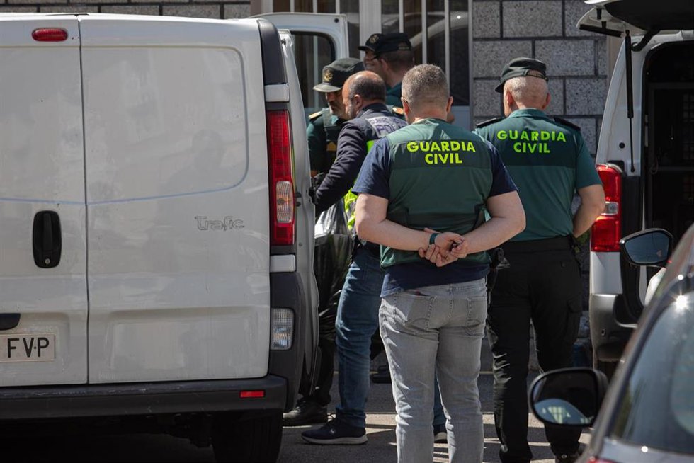 Agentes de la Guardia Civil trabajan en el lugar de los hechos, a 16 de junio de 2026, en Cambados, Pontevedra, Galicia (España). 