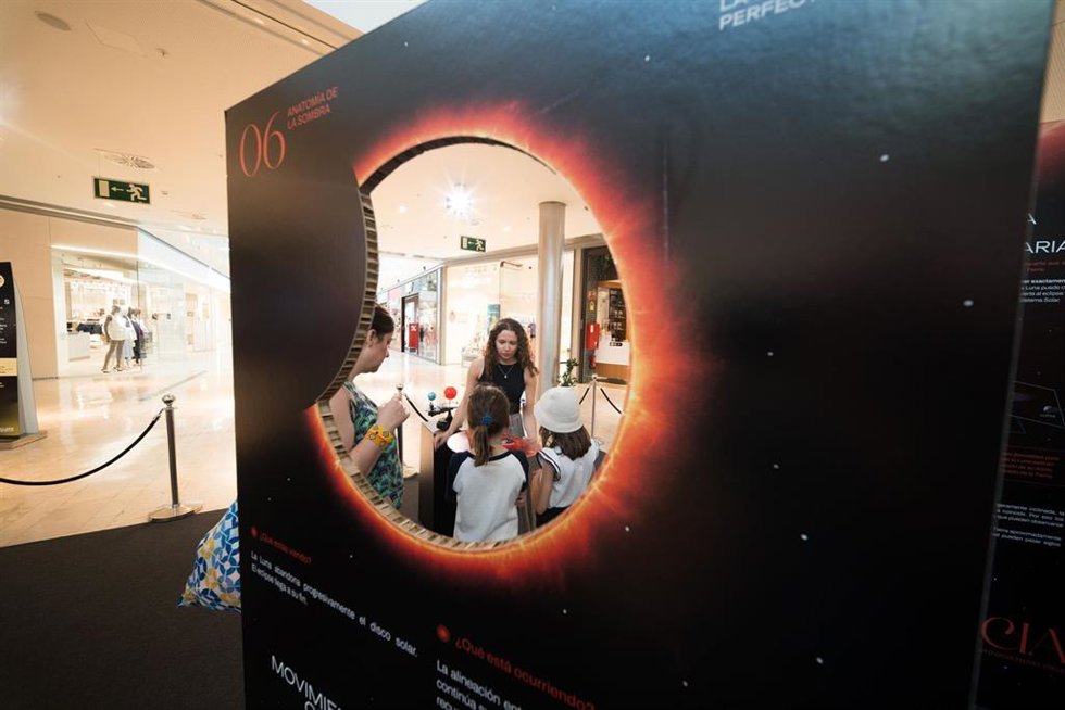 Exposición sobre el eclipse de Sol del 12 de agosto de 2026 en el Centro Comercial Puerto Venecia de Zaragoza.