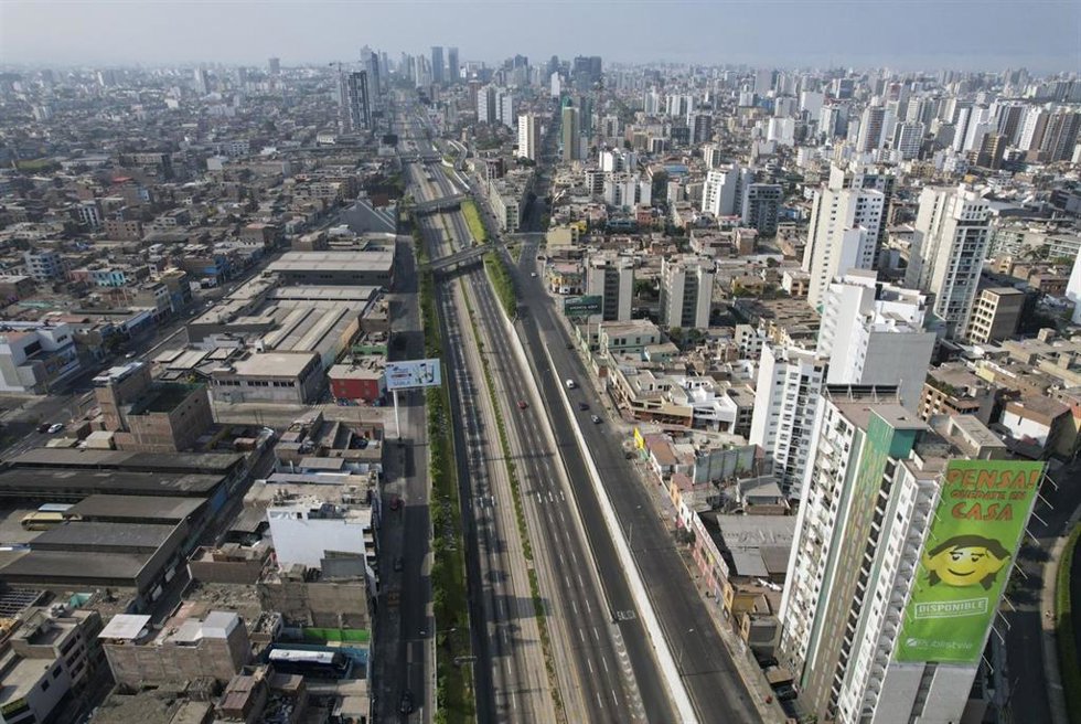 Archivo - Vista general de Lima (Perú) un día de abril del año 2022.