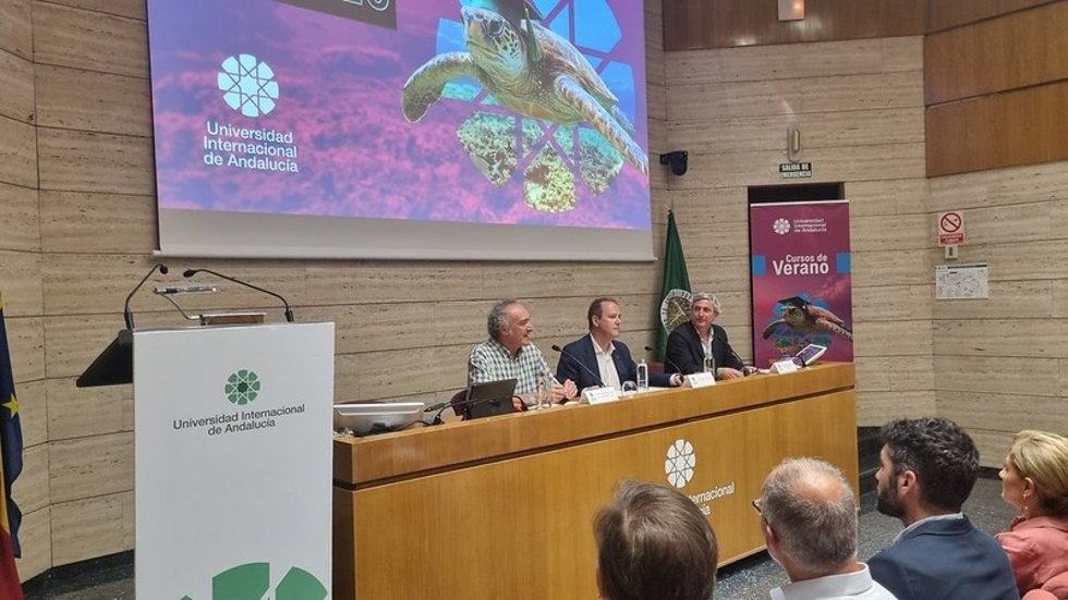 El rector de la Universidad Internacional de Andalucía (UNIA), Jose Ignacio García, el responsable de Educación de Fundación Unicaja, Enrique Gómez-Puig, y el director del encuentro 'Biodiversidad marina andaluza: del aula al litoral'.