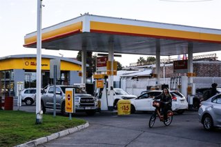 Santiago, 15 de Abril de 2026.  Usuarios cargan combustible en bombas de bencina de la comuna de Providencia previo al nuevo alza que tendrian los combustibles manana jueves 16 de Abril  Diego Martin/Aton Chile