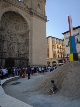 El montaje de la plaza del Mercado dentro de Concéntrico donde habrá una hoguera de San Juan