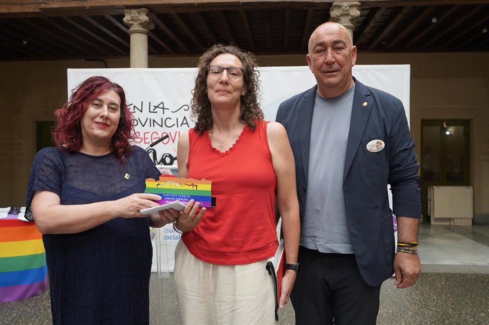 El presidente de la Diputación, Miguel Ángel de Vicente, con las representantes de CCOO, Margarita Robles (centro) y Laura Mayo.