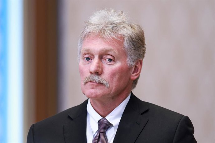 CAZAQUISTÃO, ASTANA – 29 DE MAIO DE 2026: O porta-voz do presidente russo Putin, Dmitry Peskov, observa durante a coletiva de imprensa do presidente russo Vladimir Putin, após uma reunião do Conselho Econômico Supremo da Eurásia