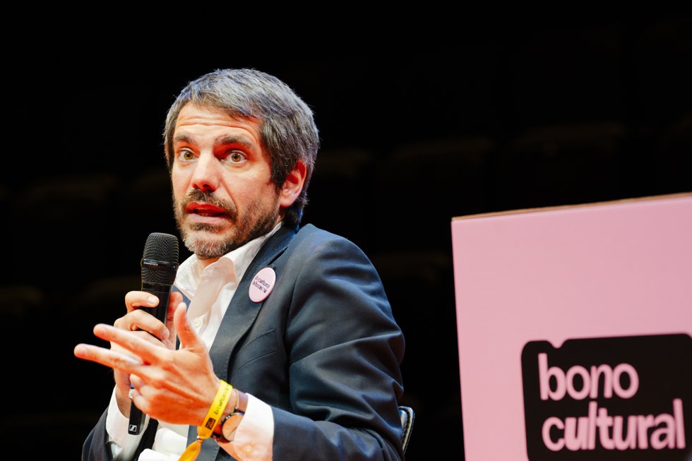 El ministro de Cultura, Ernest Urtasun, durante la presentación del nuevo Bono Cultural Joven, en el Teatro Valle-Inclán, a 22 de junio de 2026, en Madrid (España).