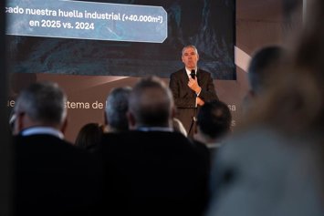 Archivo - El CEO de Indra, José Vicente de los Mozos (d), durante el III Encuentro del Ecosistema de la Industria Nacional de Defensa centrado en el Corredor Norte, en la Fábrica de Armas de La Vega, a 17 de marzo de 2026, en Oviedo, Asturias (España). Ba