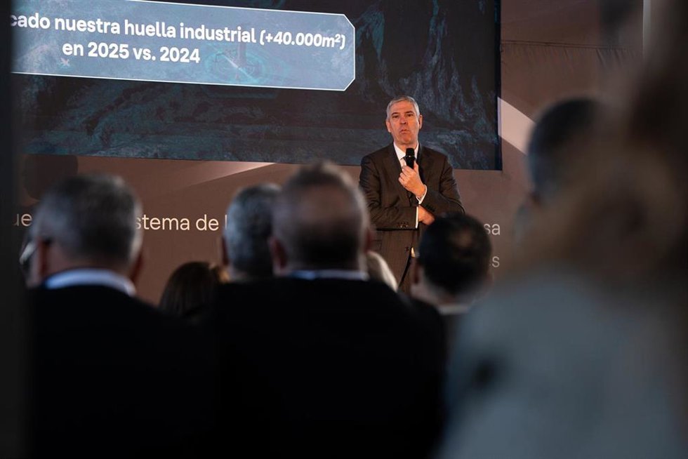 Archivo - El CEO de Indra, José Vicente de los Mozos (d), durante el III Encuentro del Ecosistema de la Industria Nacional de Defensa centrado en el Corredor Norte, en la Fábrica de Armas de La Vega, a 17 de marzo de 2026, en Oviedo, Asturias (España). Ba