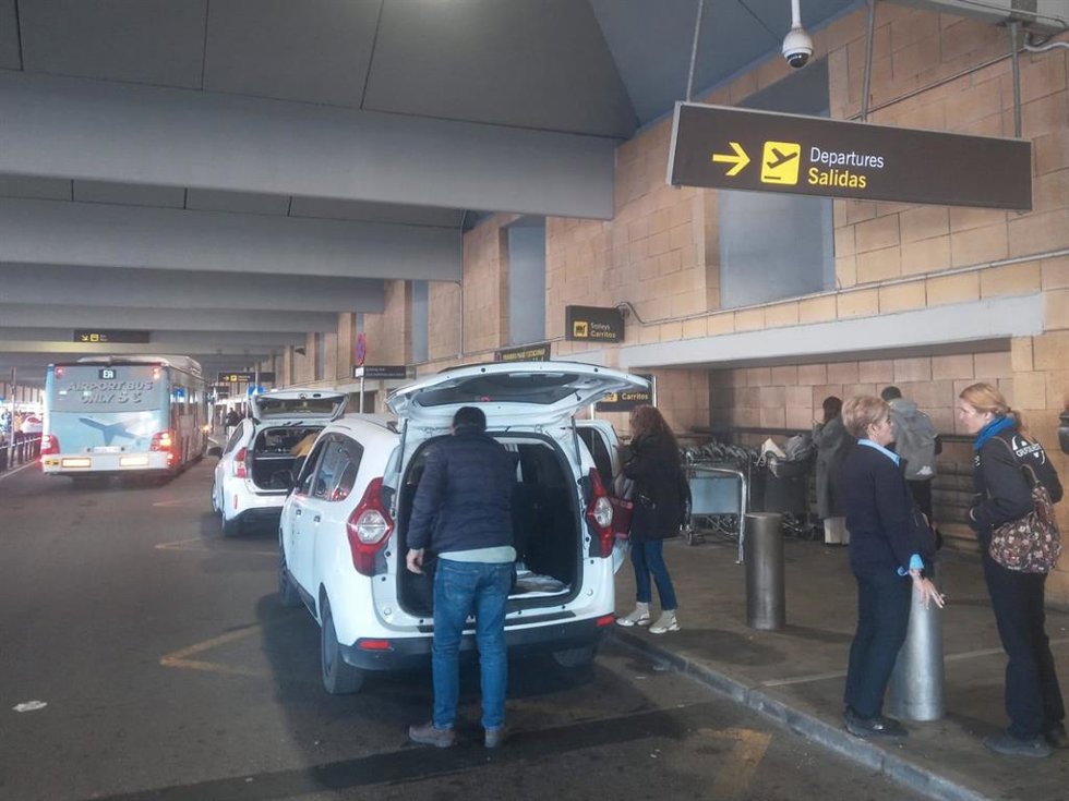 Archivo - Parada de taxi del aeropuerto de Sevilla.