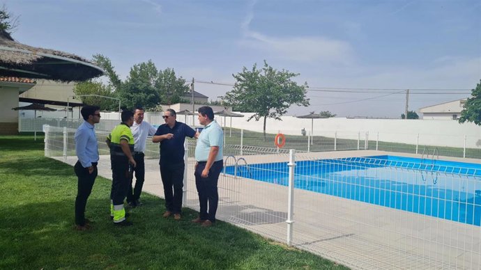 El presidente de la Diputación de Zamora, Javier Faúndez, visita las obras de la piscina de Moraleja del Vino