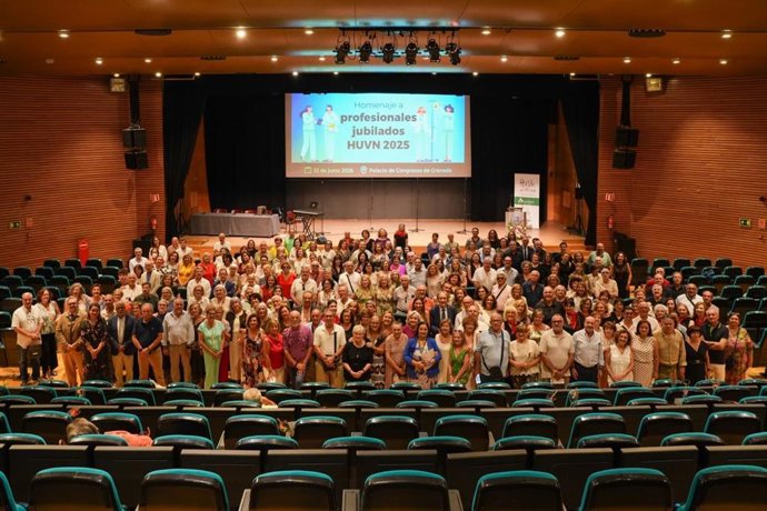 Homenajea a profesionales del Hospital Virgen de las Nieves jubilados en 2025.
