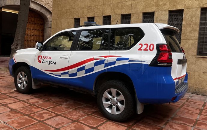 Archivo - Vehículo de Policía Local en Zaragoza.