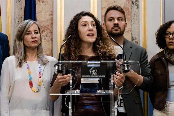 Archivo - La diputada de Sumar Aina Vidal, atiende a los medios durante una sesión plenaria en el Congreso, a 7 de mayo de 2026, en Madrid (España).
