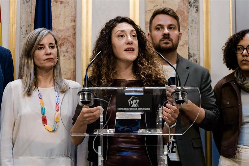 Archivo - La diputada de Sumar Aina Vidal, atiende a los medios durante una sesión plenaria en el Congreso, a 7 de mayo de 2026, en Madrid (España).