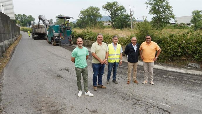 El alcalde, el edil, Roberto Fernañndez, de la empresa adjudicataria del contrato; el ingeniero municipal, Juan Carlos Álvarez y Leopoldo Igleasias, de la empresa adjudicataria.